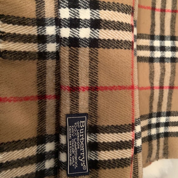 SOLD - 💯 Authentic Burberry Lambswool scarf - Picture 4 of 10